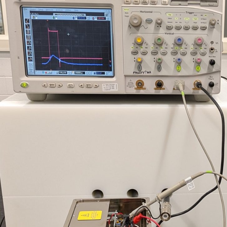 Oscilloscope and probe tracing preamplifier/discriminator input/output.
